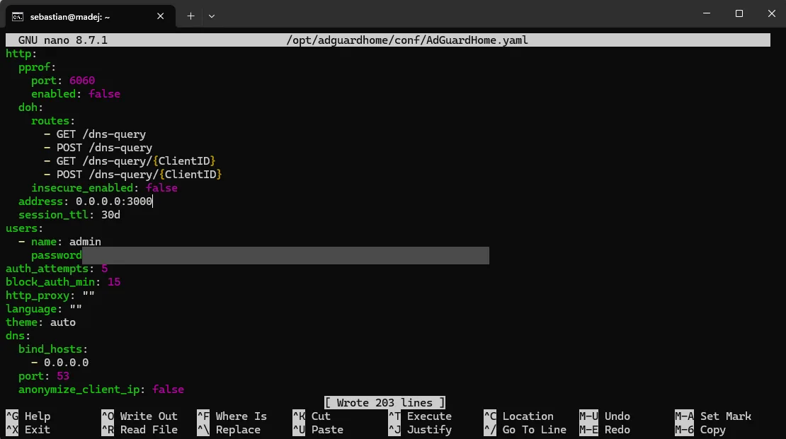 Edytor nano z plikiem AdGuardHome.yaml, pole address zmienione na 0.0.0.0:3000, hash hasła zamaskowany
